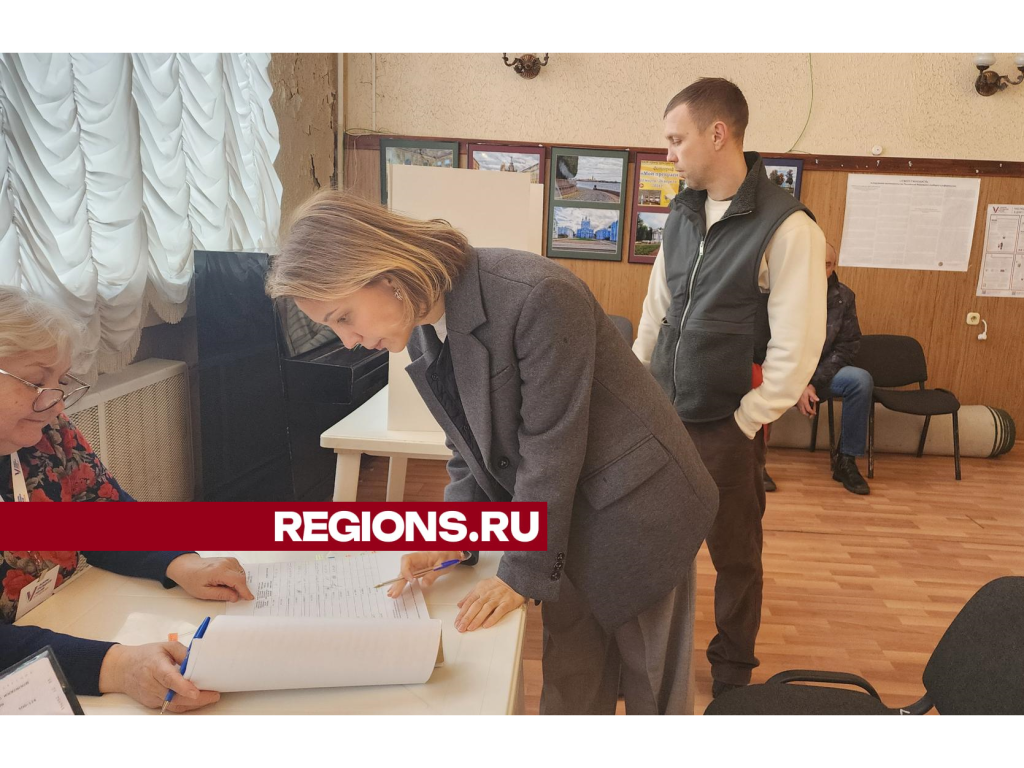 Тренер по боксу Антон Рыжиков проголосовал на выборах Президента вместе с супругой