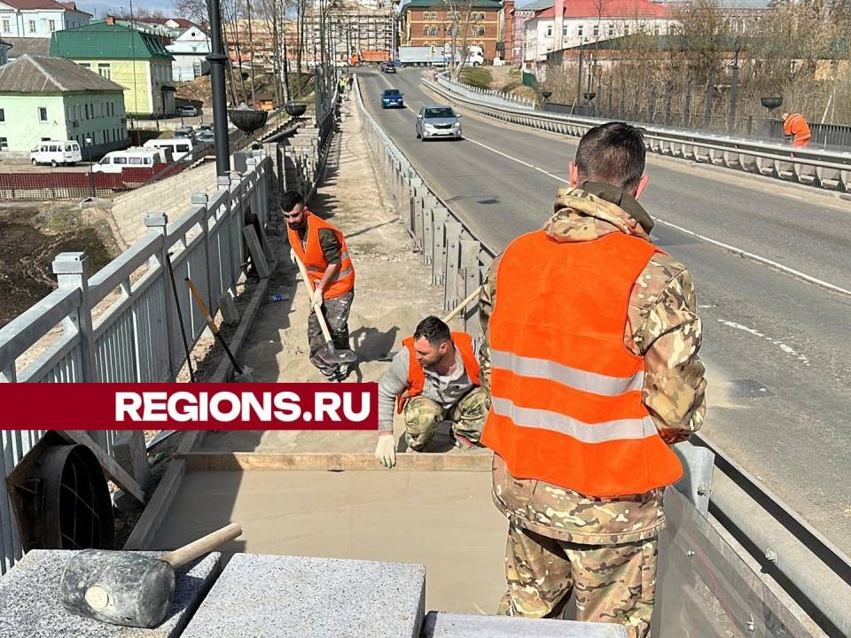 На мосту улицы Чайковского через 2 недели уложат новую тротуарную плитку