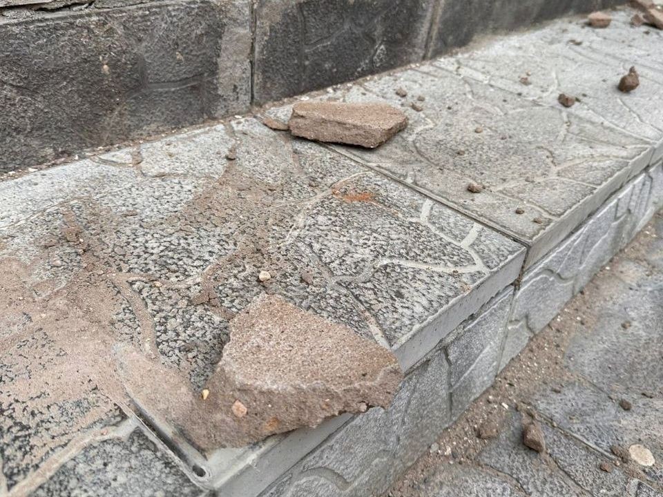«Дождь» из бетонных плит едва не покалечил мужчину у многоэтажки в Сергиевом Посаде