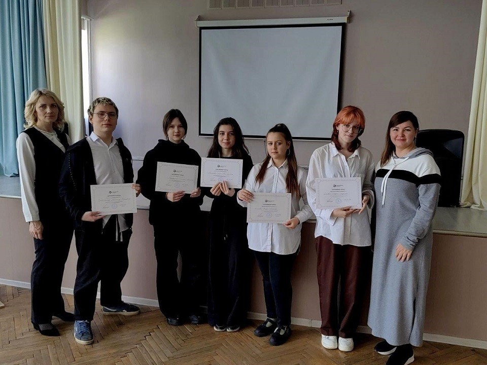 Химкинским школьникам рассказали, почему нельзя выбрасывать вещи в общий контейнер