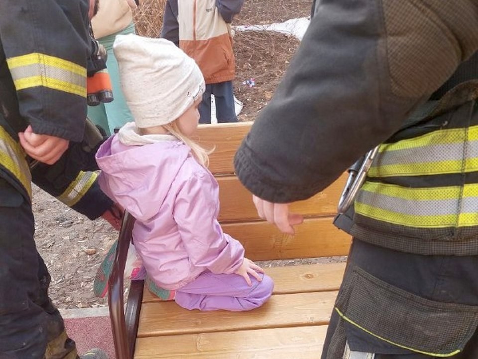 Мытищинские спасатели освободили застрявшую в скамейке ногу маленькой девочки