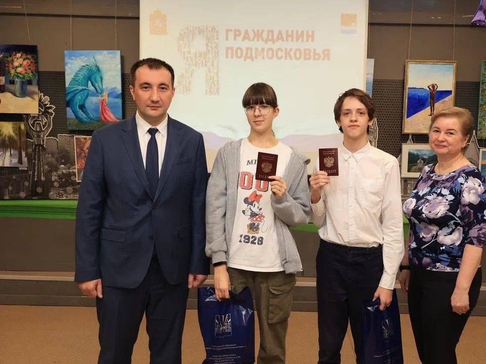 Юные дзержинцы получили свои первые паспорта в торжественной обстановке