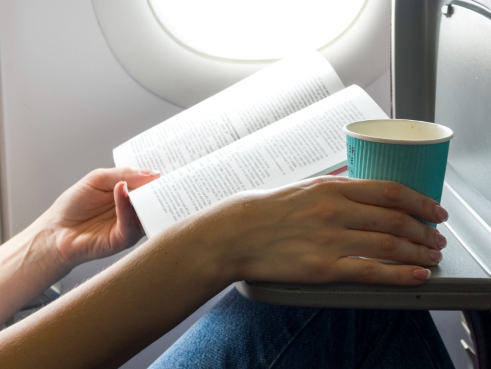 Инсульт на высоте: почему не стоит выпивать во время полета на самолете