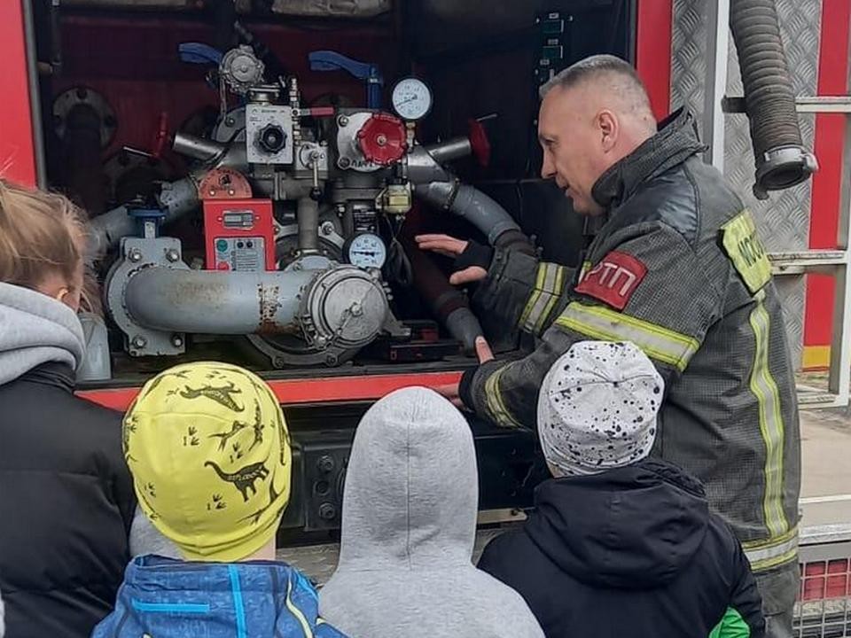 Юные мытищинцы познакомились со спасателями на экскурсии в пожарной части