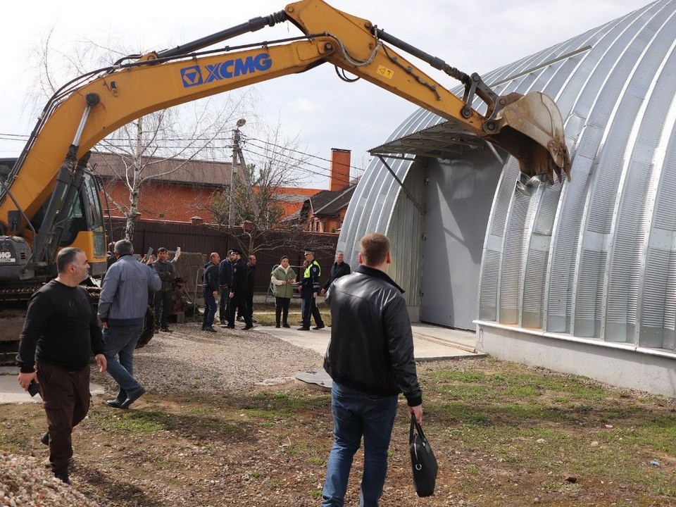 Владелец незаконного ангара в Грибках пытался перекрыть проезд рабочим, прибывшим для сноса постройки