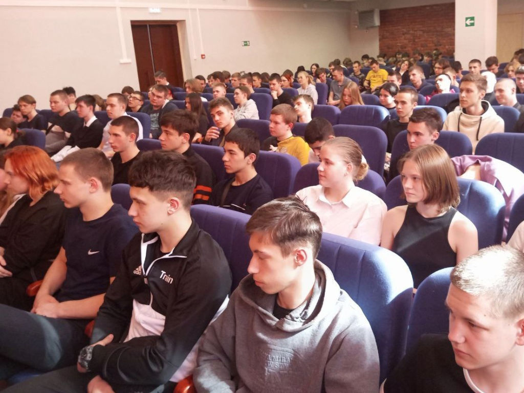 Студентам из Павловского Посада напомнили правила езды на электросамокате