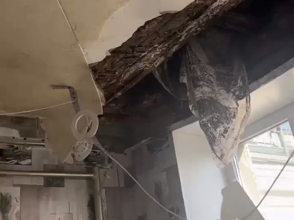 Управляющая компания ремонтирует обрушившийся потолок в квартире поселка Калинино
