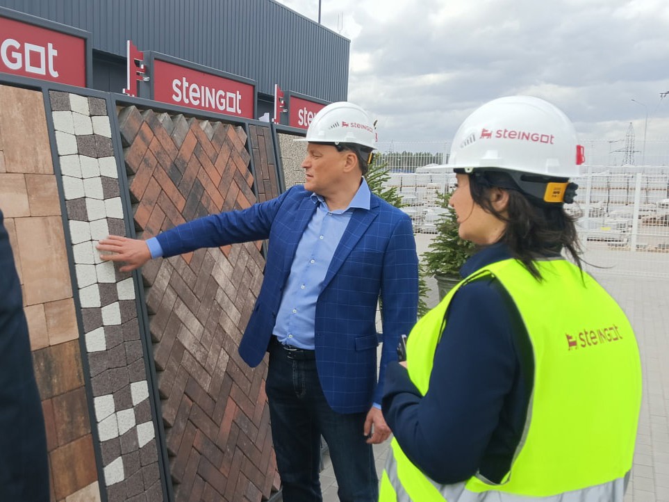 Меры поддержки бизнеса обсудили с руководством завода по производству тротуарной плитки