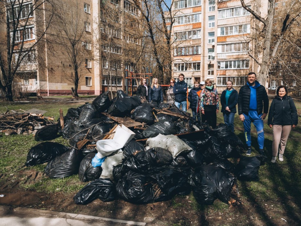 Перчатки, грабли и мешок: в городском округе Щелково продолжаются  субботники | REGIONS.RU / Щелково