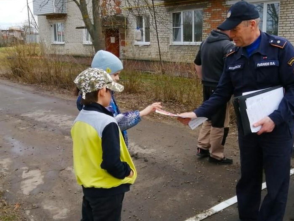 Спасатели рассказали детям о правилах обращения с огнем в городском округе Коломна