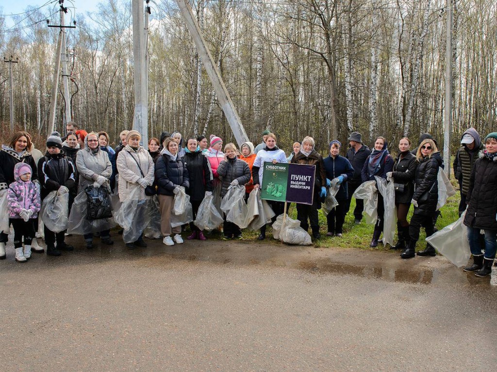 С родителями на субботник пришли и самые юные подольчане