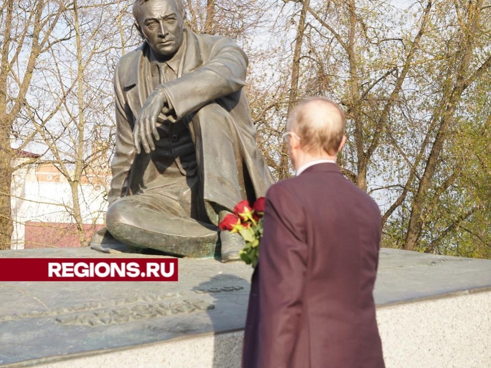 Звезды кино возложили цветы к памятнику Тихонову в Павловском Посаде