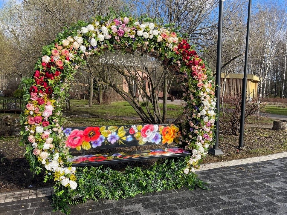 Весенняя цветочная фотозона украсила центральный парк Мытищ