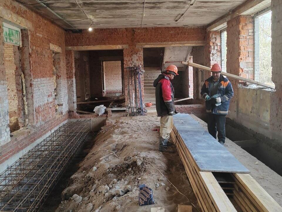 Рабочие приступили к установке окон в здании гимназии №23