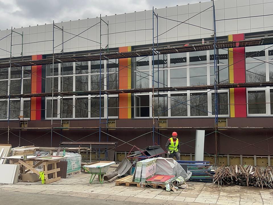 Подрядчик приступил к обновлению фасада школы №13