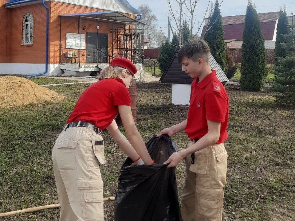 Волонтеры вывезли девять мешков с мусором с территории Успенского храма