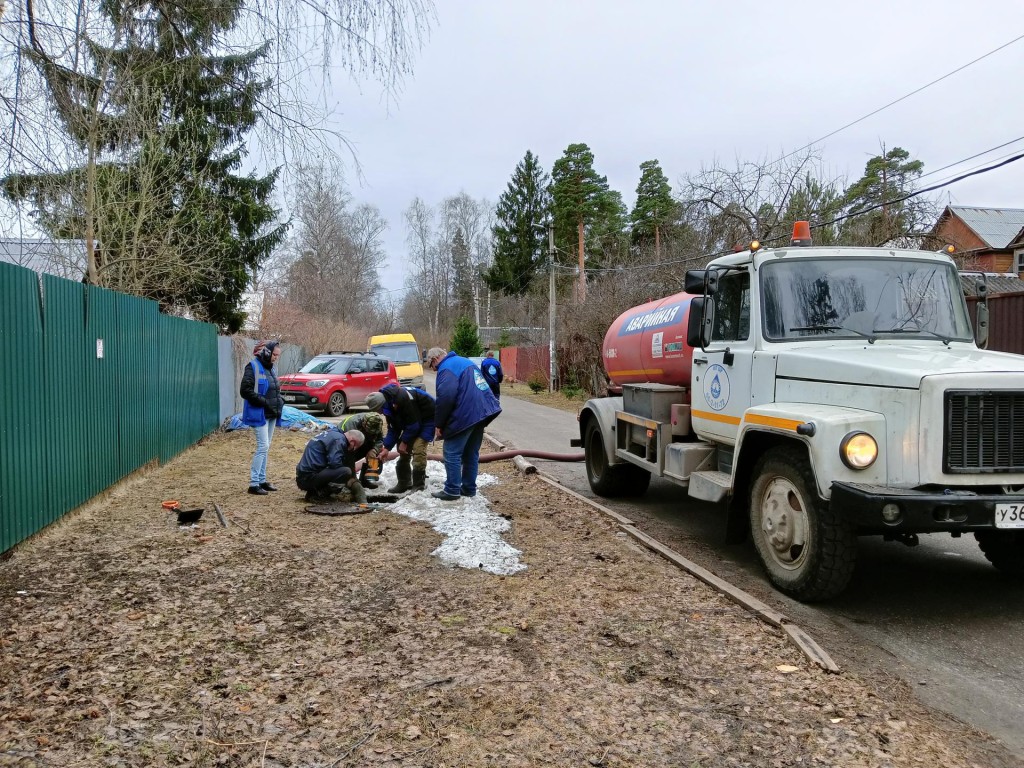 Ревизию сетей водоснабжения провели в поселке Загорянском специалисты водоканала