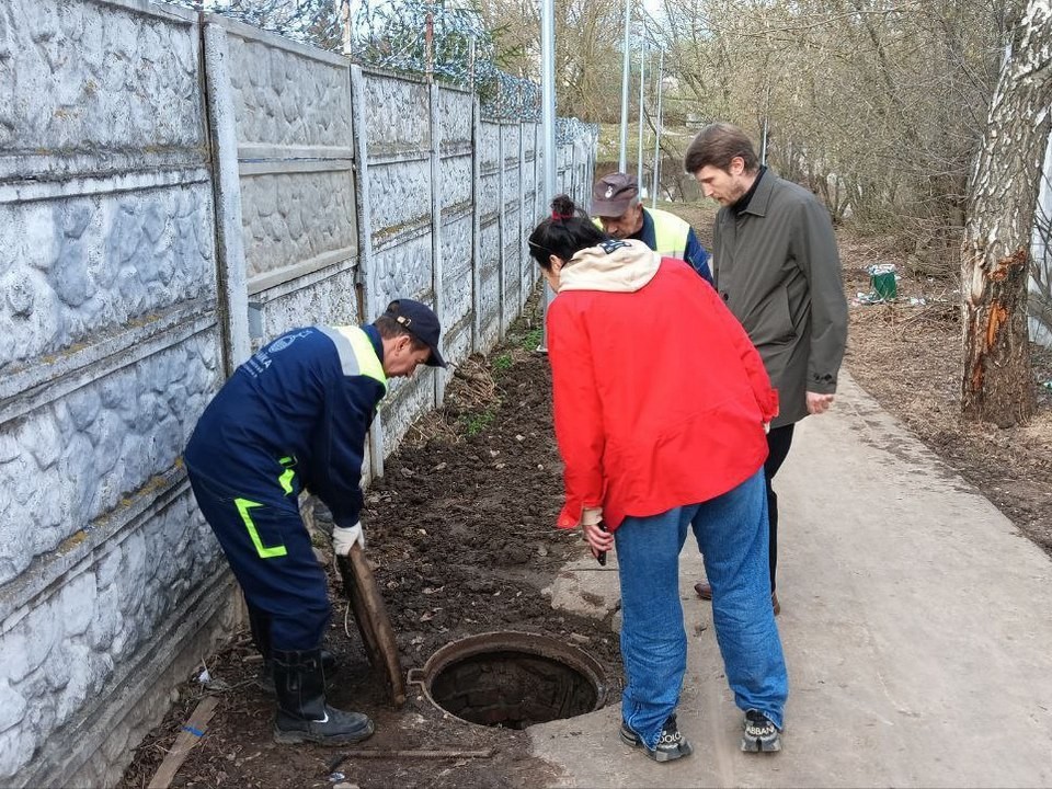 Коммунальщики не позволили превратить реку в канализацию: сброс нечистот предотвратили в микрорайоне Красная Поляна