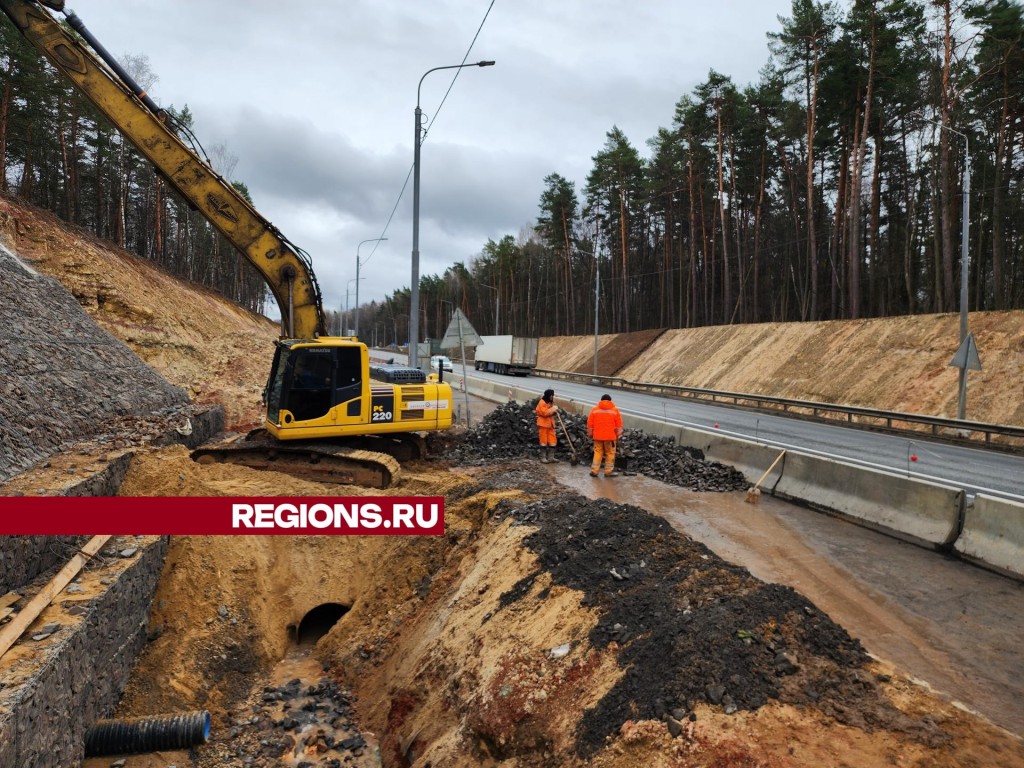 На автобане А-108 под Серпуховом возводят стены из габионов | REGIONS.RU /  Серпухов