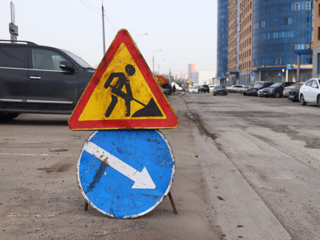 Дорожные службы Реутова устраняют выбоины и ямы на проездах и тротуарах