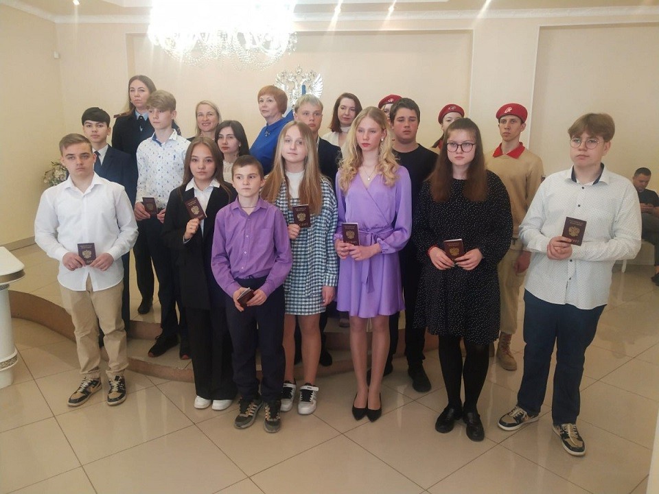 Двенадцать луховичан получили свои первые паспорта