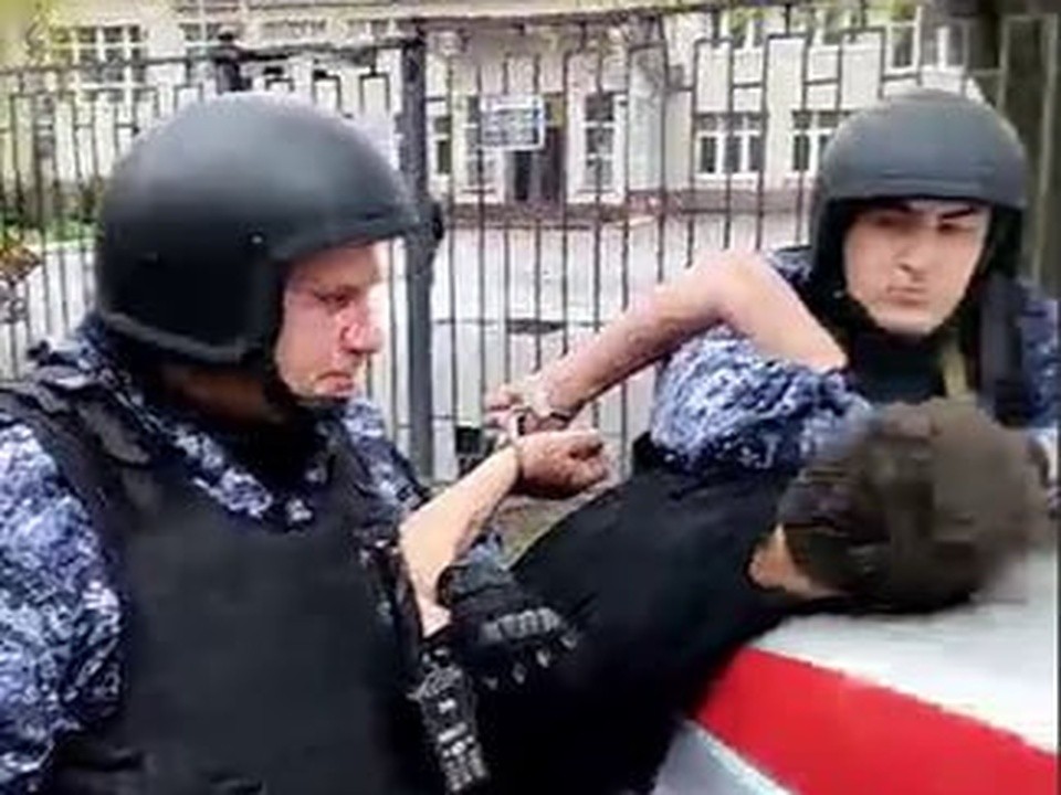 Неподалеку от Дзержинского неизвестный проник в здание начальной школы