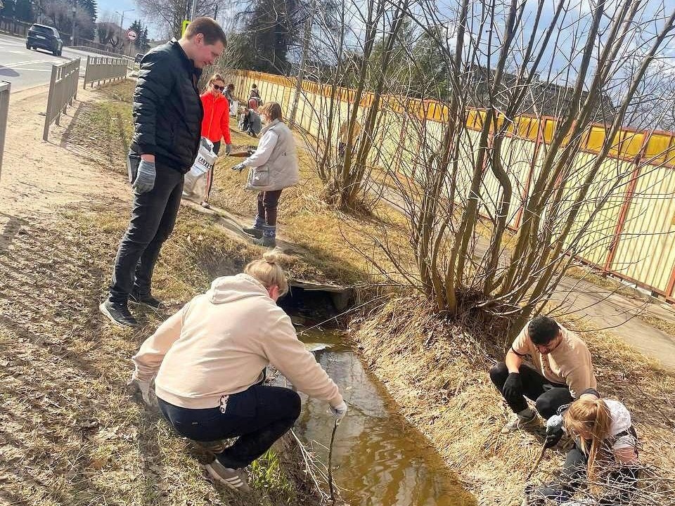 Сотрудники администрации Клина вышли с метелками и граблями на уборку улиц