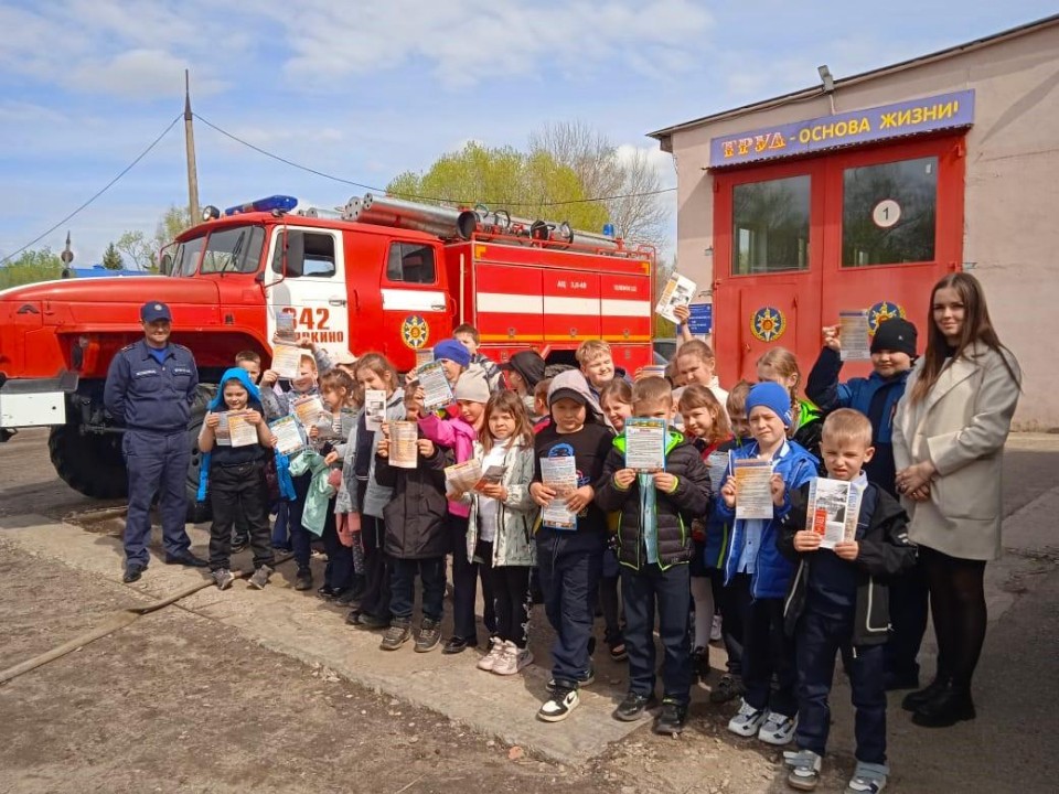 Сотрудники «Мособлпожспас» показали школьникам работу пожарных