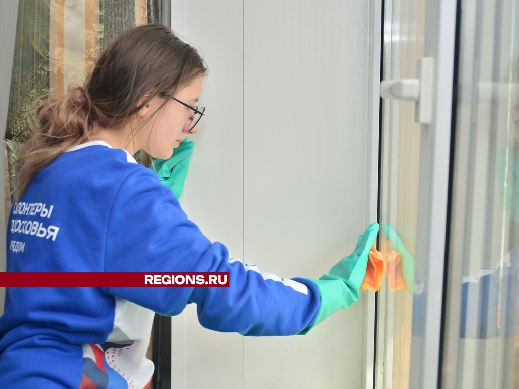Шатурские волонтеры вымыли окна  в квартире пожилого мужчины