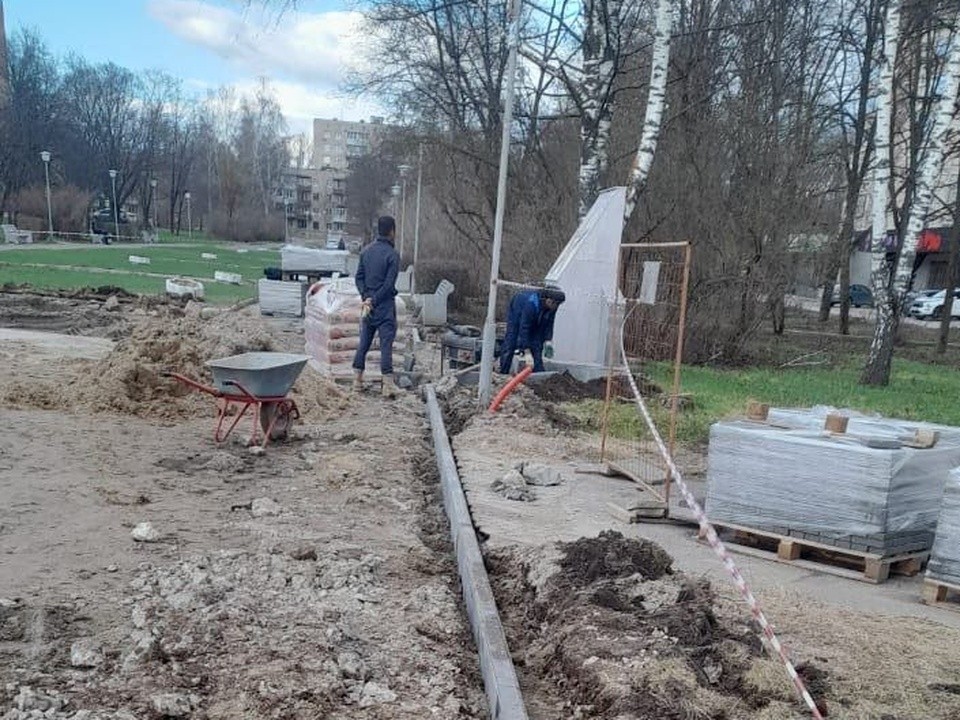 На бульваре Золотого отремонтировали бордюр перед обелиском