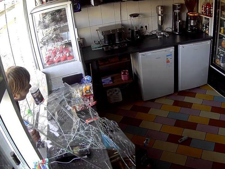 В Красногорске буйный мужчина устроил драку с витриной кофейни