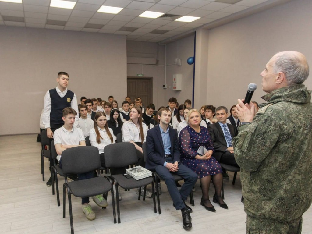 Ученики гимназии № 5 узнали о буднях на передовой от участника СВО