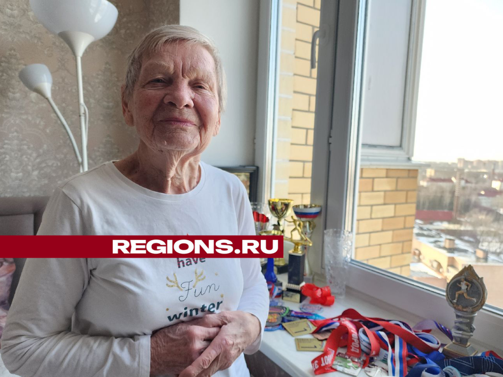 На выборы бегом: 90-летняя спортсменка проголосовала на новом для нее избирательном участке
