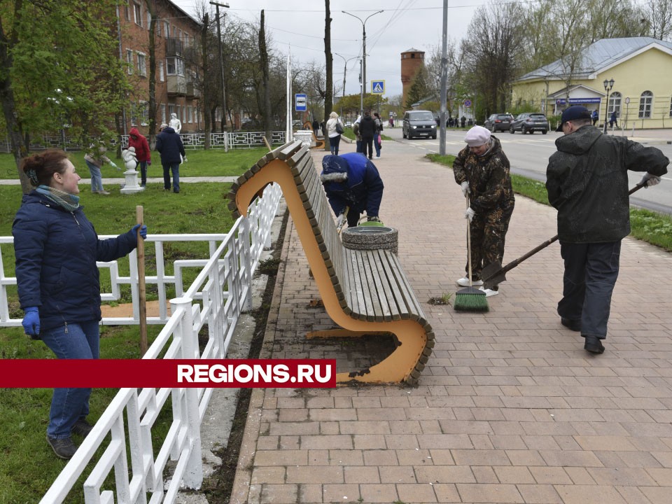 Метлы вместо кисточек: сотрудники Детской школы искусств привели в порядок сквер «Вернисаж»