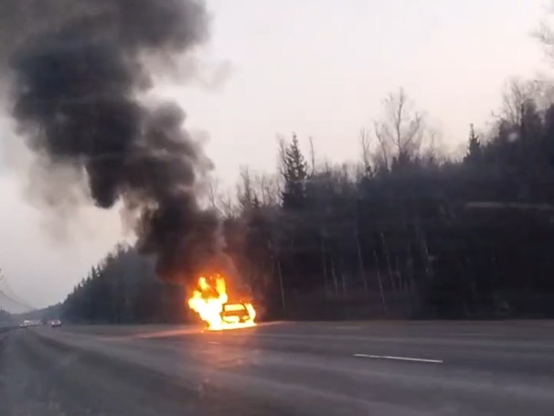 На Симферопольском шоссе пожарные тушат горящий автомобиль