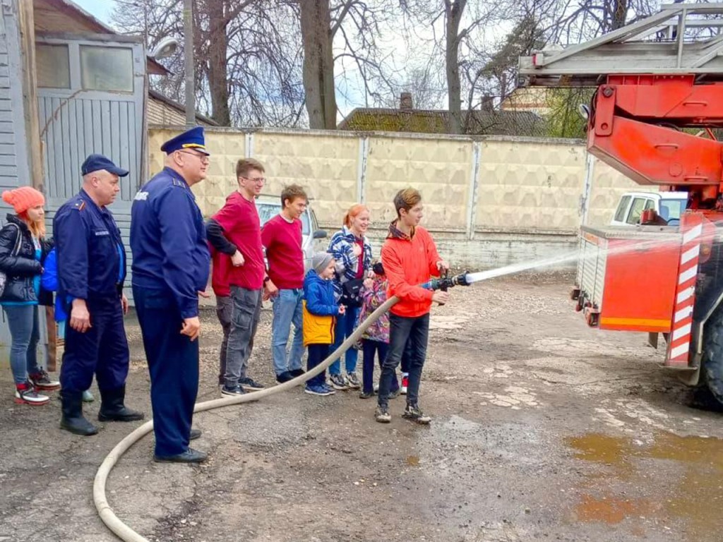 Волонтеры культуры из Пушкинского округа познакомились с профессией пожарного-спасателя на экскурсии