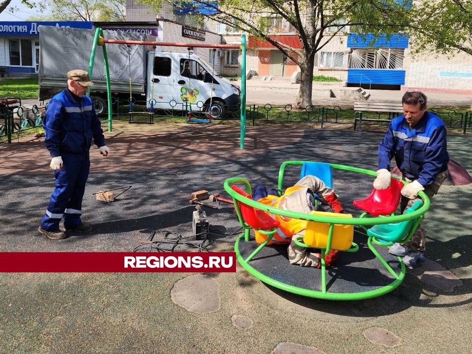 Бригады «Чеховского благоустройства» ведут сезонный ремонт детских площадок