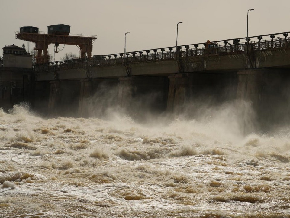 «Наш Ниагарский водопад»: горожане приходят посмотреть на сброс воды с плотины Дубненской ГЭС