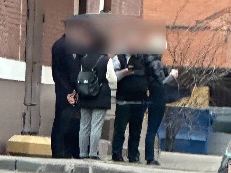 Жуткая находка в соседнем округе: девочка-подросток без сознания оказалась в мусорном контейнере