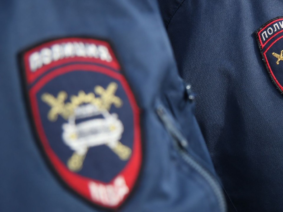 Мужчина умер при странных обстоятельствах на крыльце пятиэтажки на Новоугличском шоссе