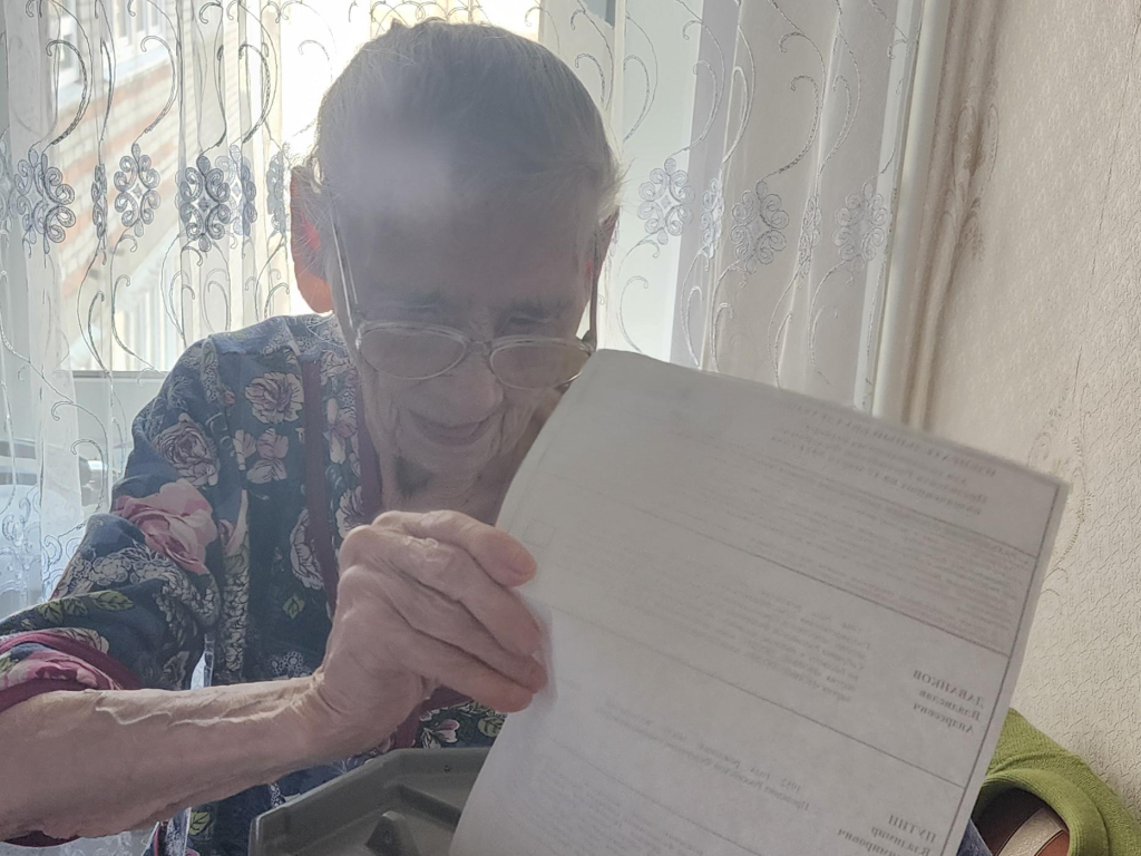 Жительница Рошаля впервые за 99 лет проголосовала на дому