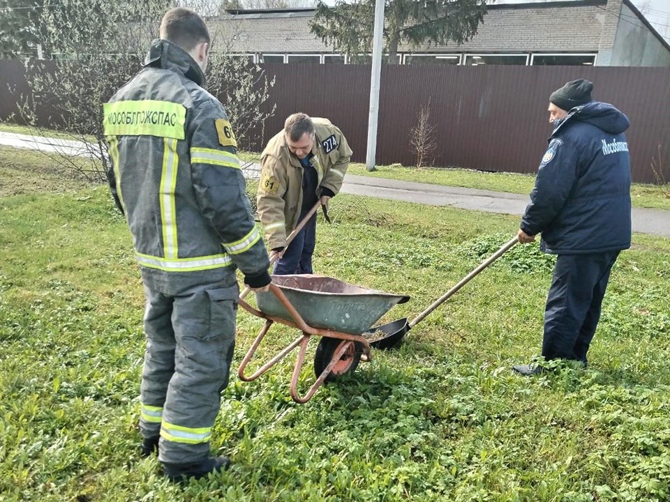 Спасатели помогают наводить чистоту в Чехове