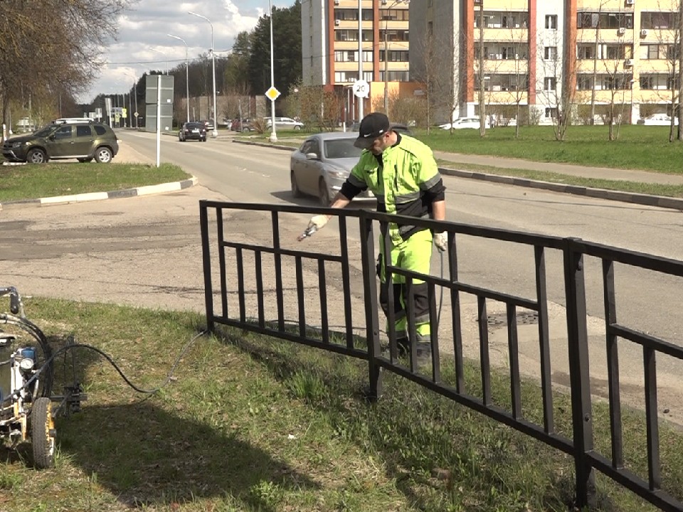 Бордюры и ограждения в Дубне впервые покрасят с помощью специальной техники