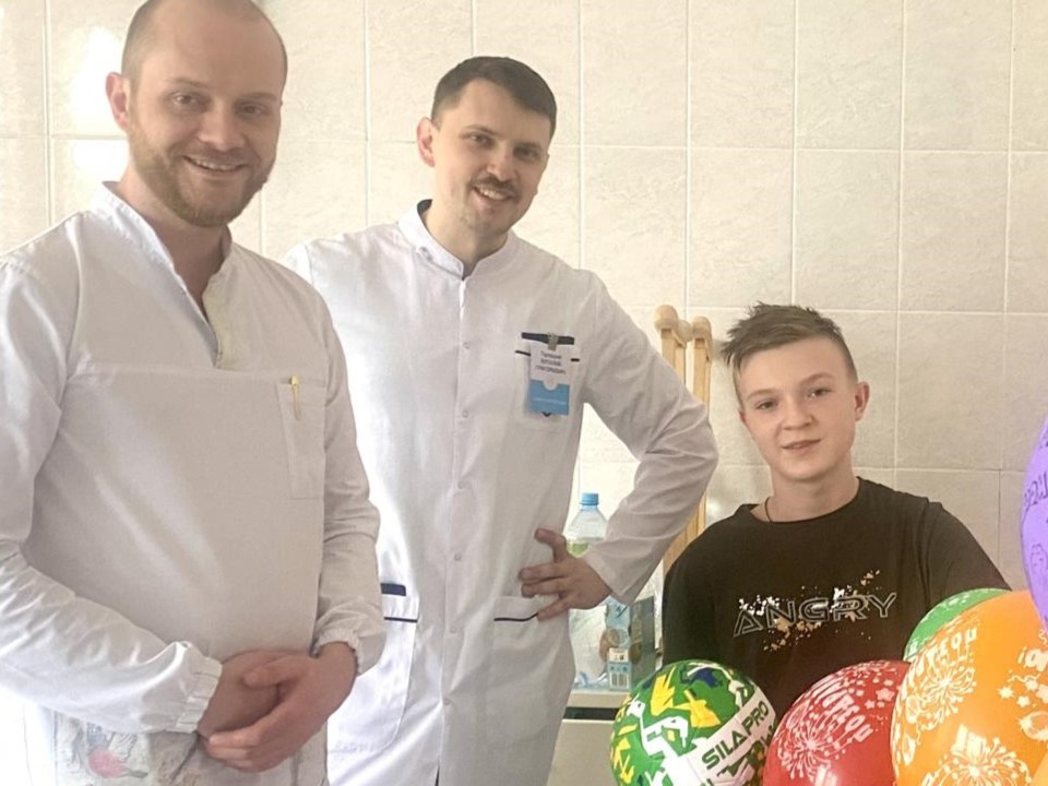 Подмосковные врачи поздравили своего пациента-футболиста с Днем рождения