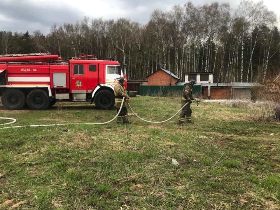 Подмосковные спасатели ликвидировали пал травы в Пушкинском округе