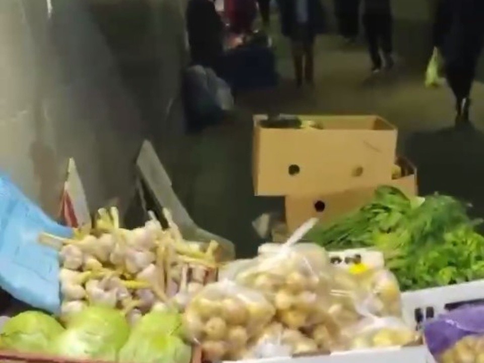 «Клубничка из подземки»: жители Люберец жалуются на несанкционированную торговлю в подземном переходе