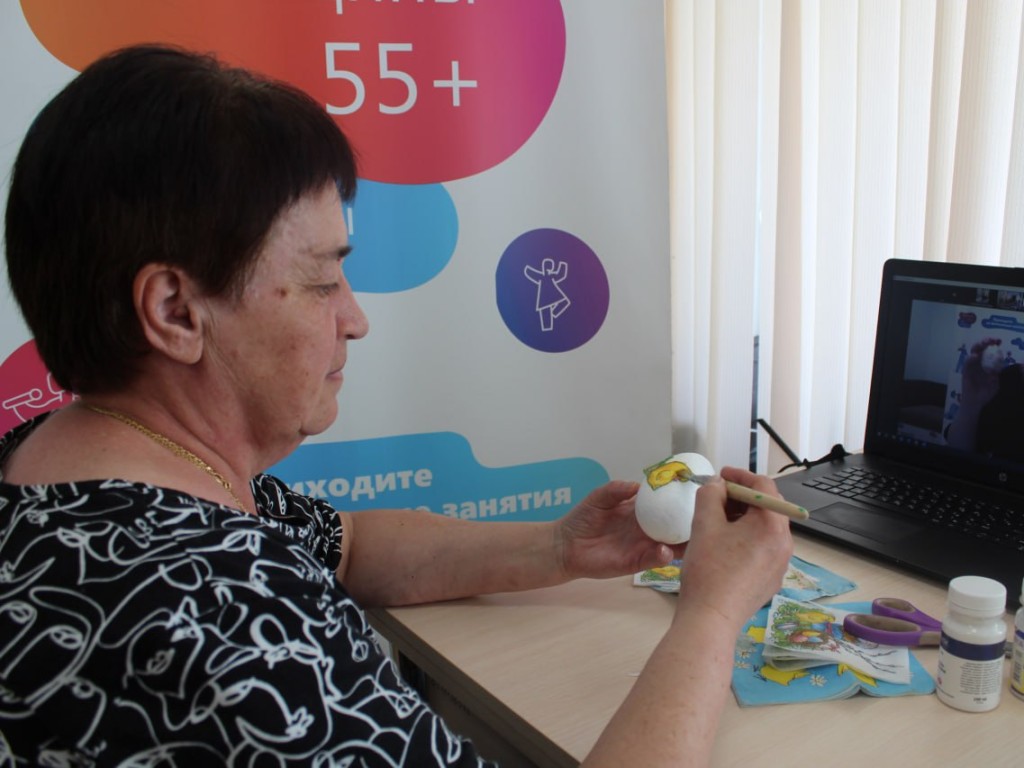 Активные долголеты готовятся к Пасхе и украшают яйца в средневековой технике