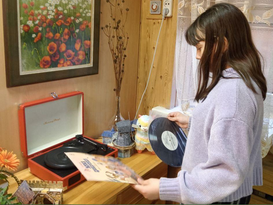 Воспитанники семейного центра погрузились в удивительный мир диафильмов и виниловых пластинок