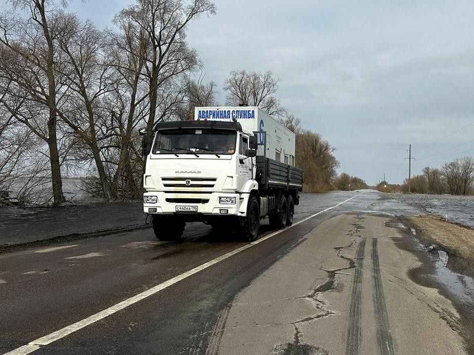 Энергетики обеспечили передвижными электростанциями с. Ловцы и д. Дединово на время половодья