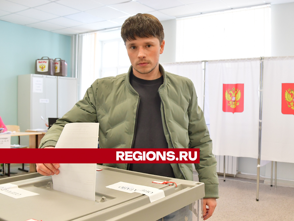Встретил своих учителей в избирательной комиссии: жители приходят голосовать в школы, где когда-то учились